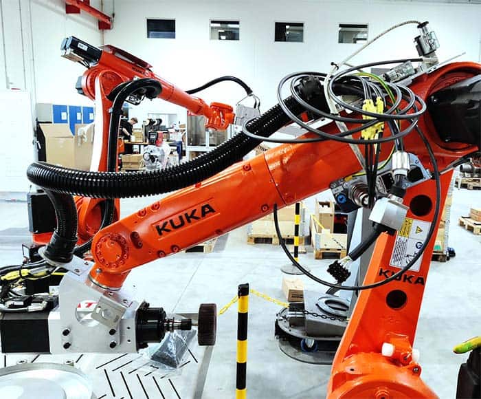 KUKA industrirobotter med slibningsudstyr