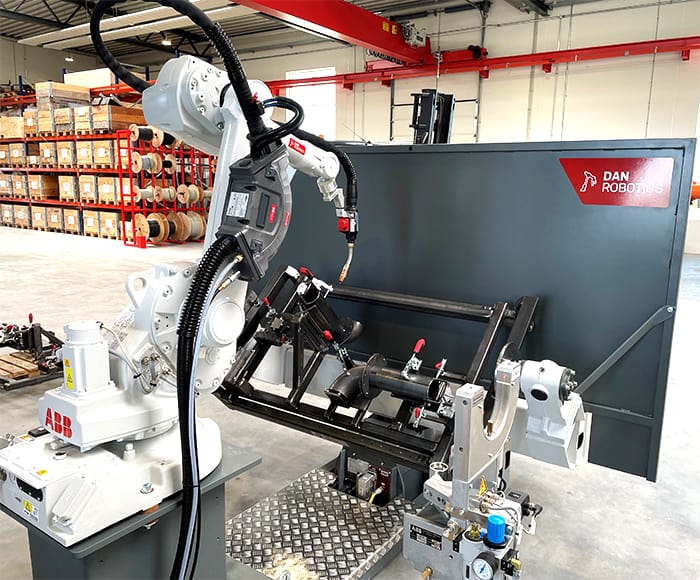 Svejserobot med fikstur og manipulator