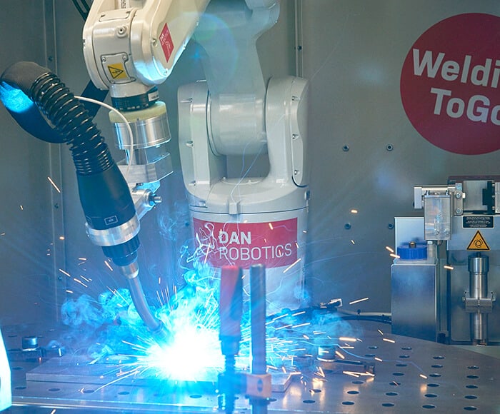 Compactwelder+ svejser på emne