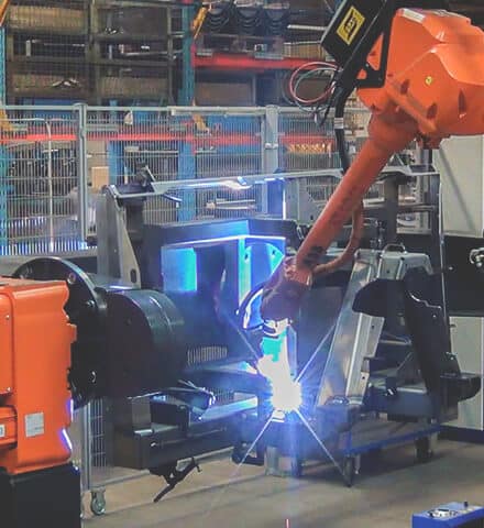Øget effektivitet med svejserobot på køreskinne og 4 manipulatorer