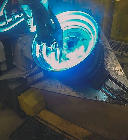 Svejserobot hos GKN Wheels svejser en fælg