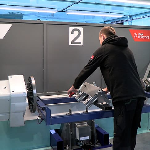 Operatør ligger emne op i WR-2 svejsecelle