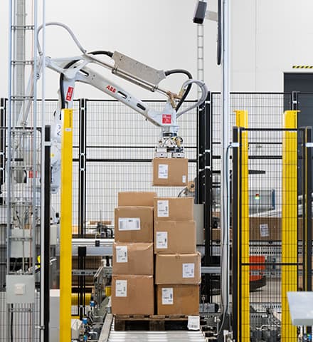 Bestseller kundecase | 5 robotter klarer depalletering, kartonåbning og palletering